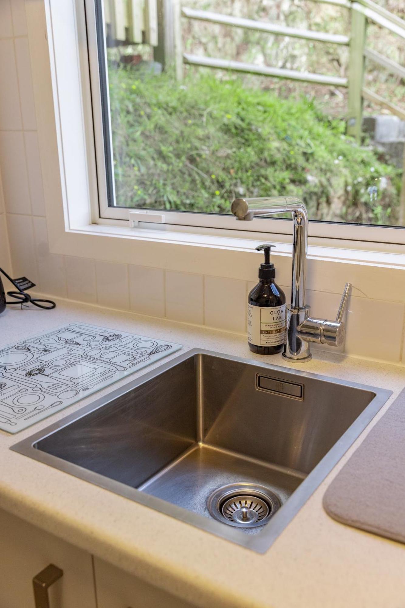 Back Garden Flat With Free On Street Parking And Fiber Wifi - 15 Mins To Ferry, Stadium, Cbd Wellington Bagian luar foto